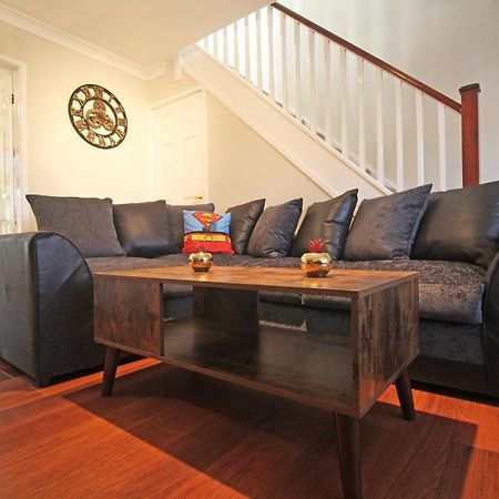 The Barwoods - Modern Spacious Home In Chester - Parking Bagian luar foto