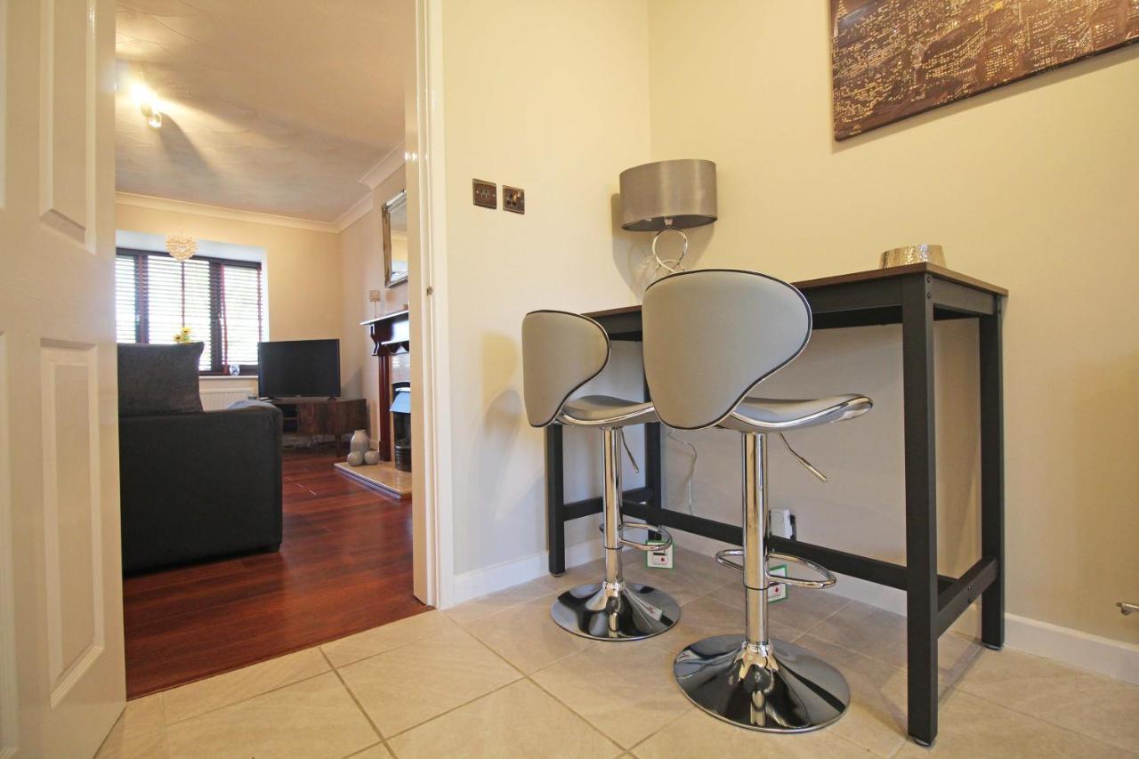 The Barwoods - Modern Spacious Home In Chester - Parking Bagian luar foto