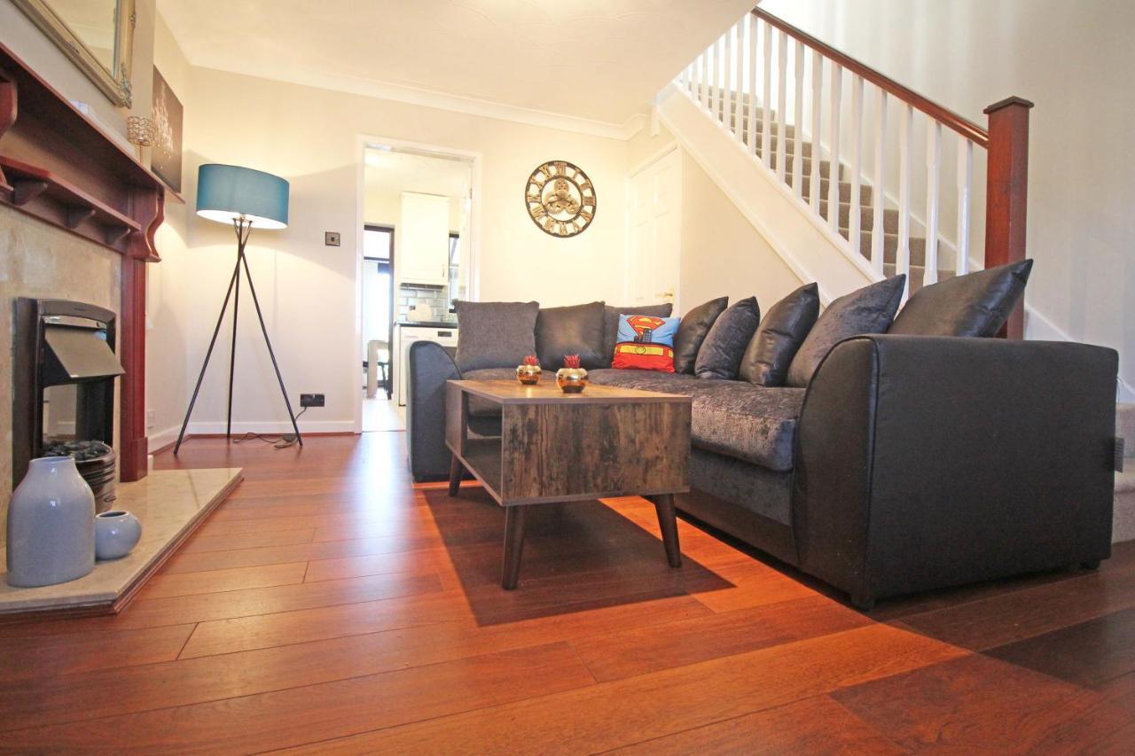 The Barwoods - Modern Spacious Home In Chester - Parking Bagian luar foto