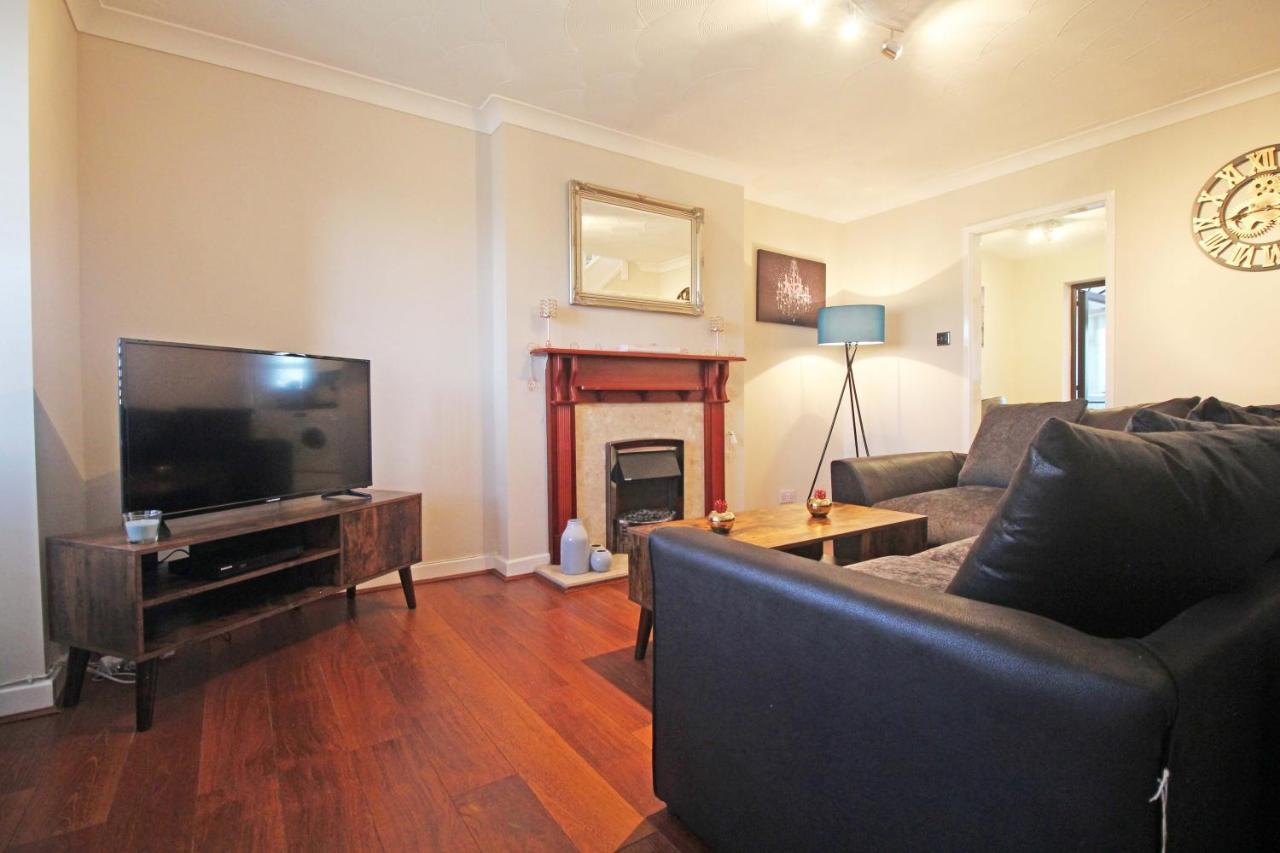 The Barwoods - Modern Spacious Home In Chester - Parking Bagian luar foto
