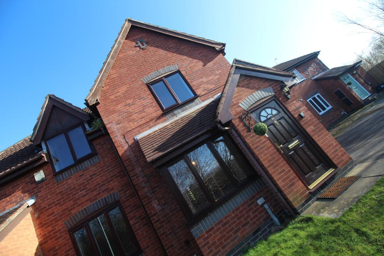The Barwoods - Modern Spacious Home In Chester - Parking Bagian luar foto