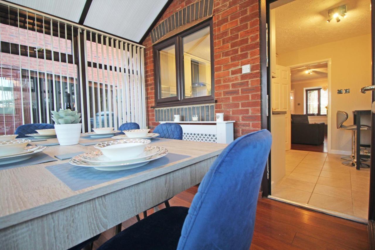 The Barwoods - Modern Spacious Home In Chester - Parking Bagian luar foto