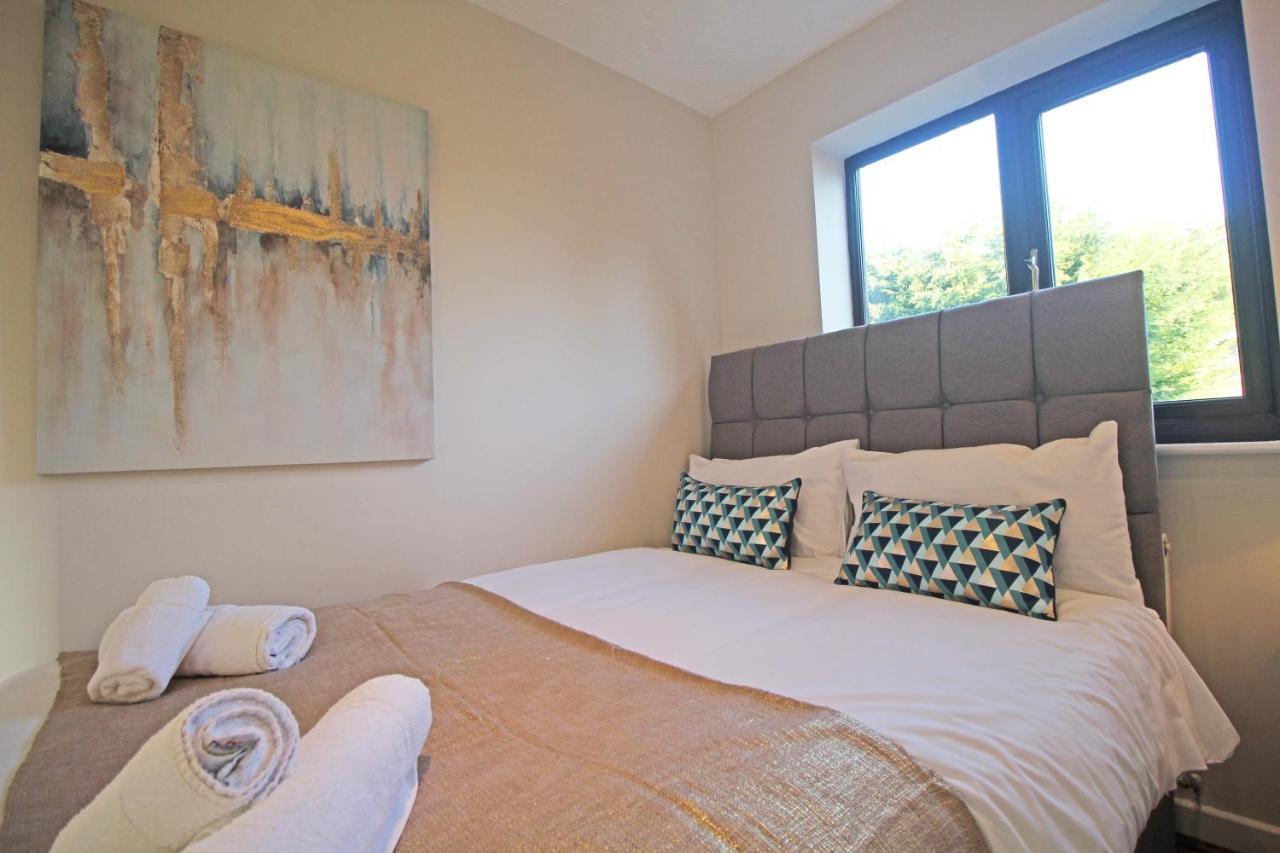 The Barwoods - Modern Spacious Home In Chester - Parking Bagian luar foto