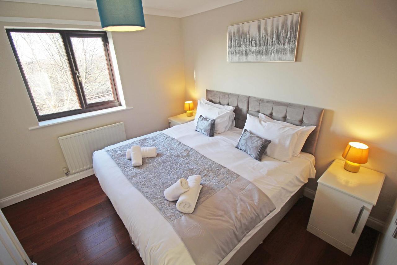 The Barwoods - Modern Spacious Home In Chester - Parking Bagian luar foto