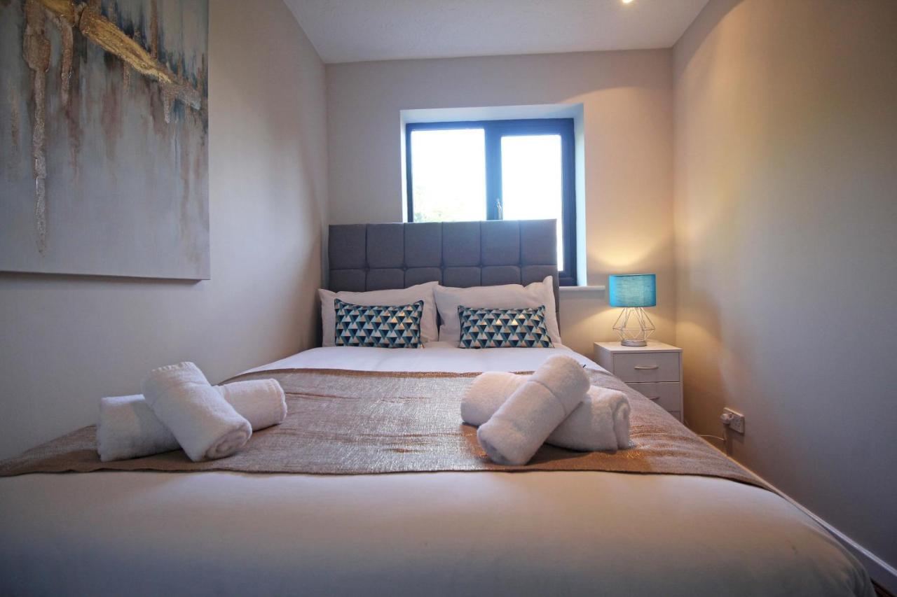 The Barwoods - Modern Spacious Home In Chester - Parking Bagian luar foto