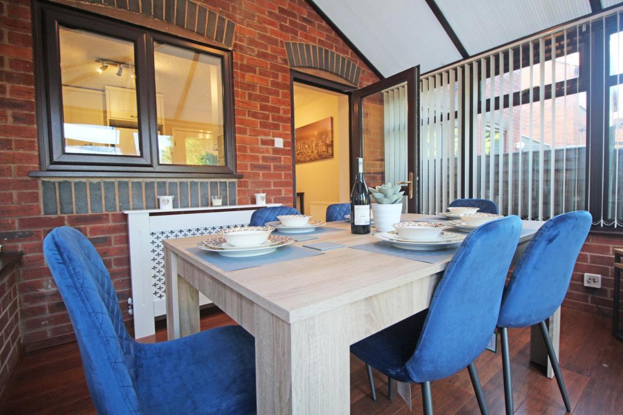The Barwoods - Modern Spacious Home In Chester - Parking Bagian luar foto